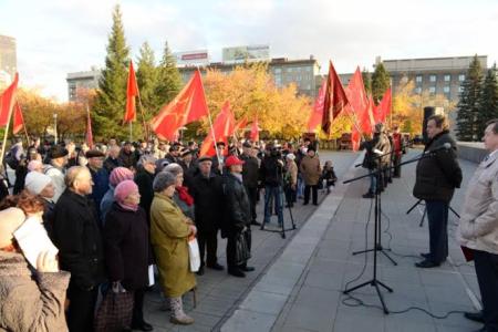 Жители Новосибирска почтили память защитников Верховного Совета