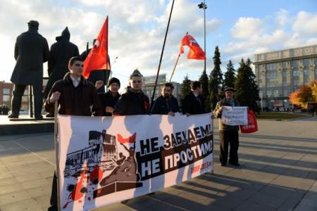 Жители Новосибирска почтили память защитников Верховного Совета