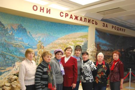 Свердловские коммунисты в День пожилого человека провели для ветеранов экскурсию в военный музей