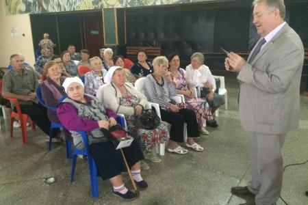 Встречи в Динском районе Кубани. Депутат С.П.Обухов отчитался о работе по социальной защите граждан и наградил ветеранов