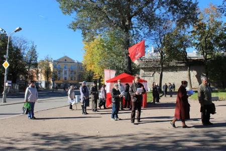 В Пскове прошел митинг, посвященный памяти расстрелянных защитников Верховного Совета