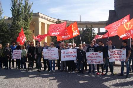 Сталинградские коммунисты приняли участие во Всероссийской акции "Не забудем, не простим!"