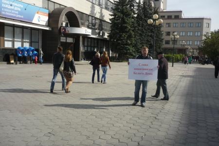 С утра и до позднего вечера тульские коммунисты проводили пикеты в память о защитниках Белого Дома