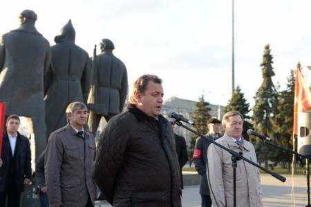 Жители Новосибирска почтили память защитников Верховного Совета