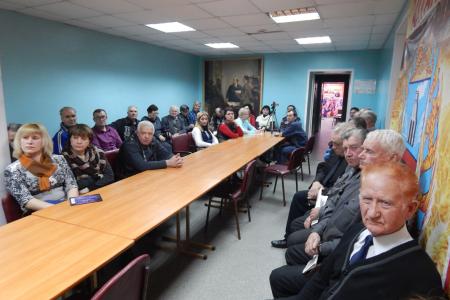 Барнаульские коммунисты на политклубе обсуждали тему "Наследие Великого Октября и современные задачи КПРФ"