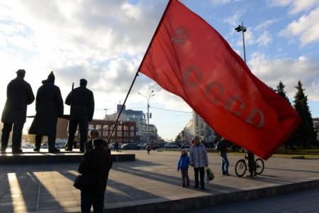 Жители Новосибирска почтили память защитников Верховного Совета