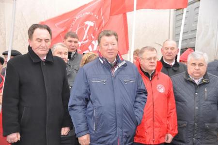 «За мир на Украине! За победу наших братьев!» Коммунисты отправили сорок третий гуманитарный конвой для жителей Новороссии