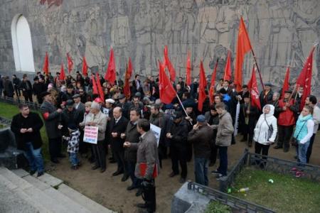 Жители Новосибирска почтили память защитников Верховного Совета