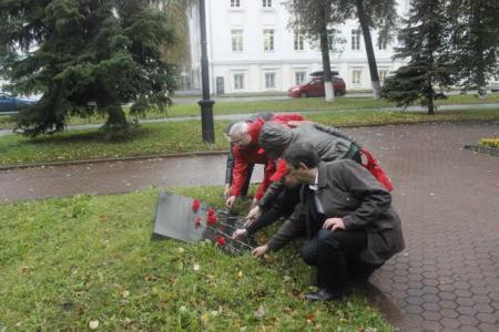 Ярославские коммунисты почтили память павших защитников Советской власти в 1993 году