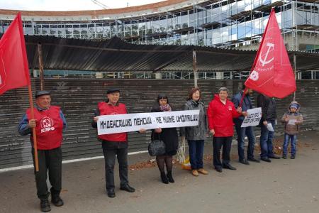 Белгородская область. В Старом Осколе коммунисты провели пикеты против обнищания пенсионеров
