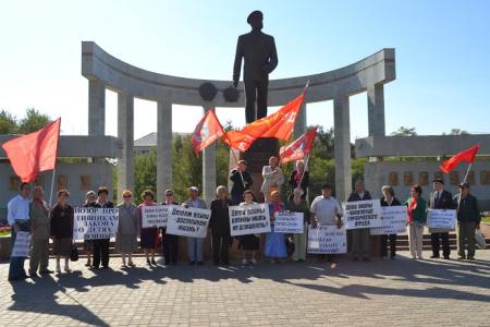 Республика Калмыкия. В Элисте прошла акция памяти защитников Дома Советов 