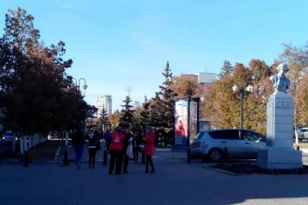 Белгородские коммунисты поздравили горожан красными гвоздиками с Днем рождения комсомола и провели социальный опрос