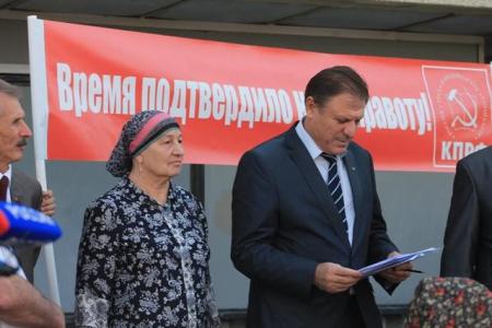 Коммунисты Кабардино-Балкарии вышли на митинг, посвященный трагическим событиям 3-4 октября 1993 года