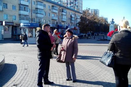 Белгородские коммунисты поздравили горожан красными гвоздиками с Днем рождения комсомола и провели социальный опрос