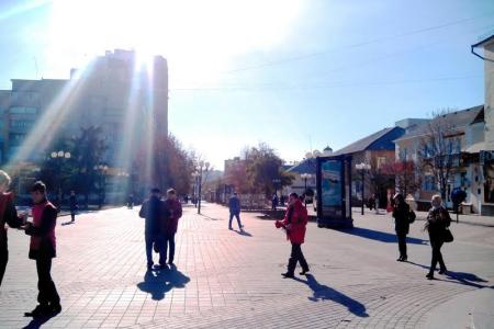Белгородские коммунисты поздравили горожан красными гвоздиками с Днем рождения комсомола и провели социальный опрос