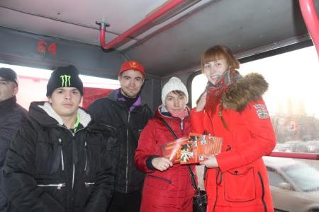 Кемеровская область. Комсомольцы Кузбасса поздравили жителей города с днем рожденья Комсомола, проведя акцию «Красный троллейбус»
