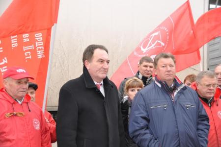 «За мир на Украине! За победу наших братьев!» Коммунисты отправили сорок третий гуманитарный конвой для жителей Новороссии