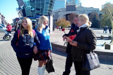 Белгородские коммунисты поздравили горожан красными гвоздиками с Днем рождения комсомола и провели социальный опрос