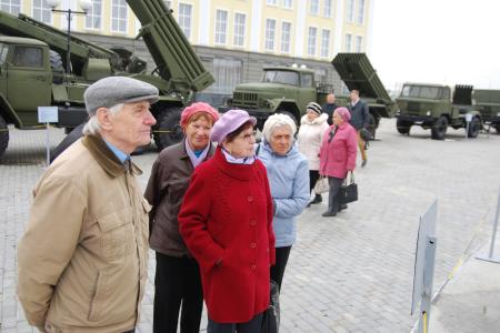 Свердловские коммунисты в День пожилого человека провели для ветеранов экскурсию в военный музей