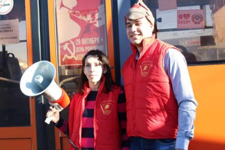 Комсомольцы Белгорода поздравили жителей города, организовав «праздничный троллейбус»