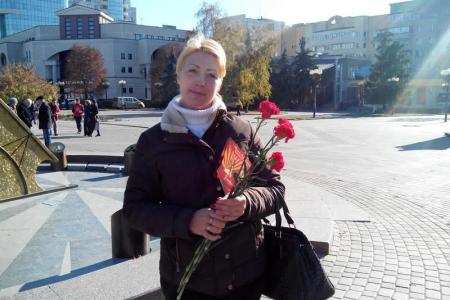 Белгородские коммунисты поздравили горожан красными гвоздиками с Днем рождения комсомола и провели социальный опрос