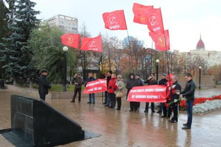 Челябинские коммунисты почтили память защитников Верховного Совета