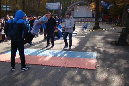 29 октября, в день рождения ВЛКСМ, депутат Госдумы Виктор Гончаров принимал нормативы ГТО у молодёжи  г.Ставрополя