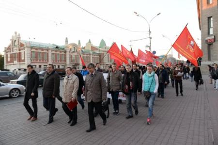 Жители Новосибирска почтили память защитников Верховного Совета