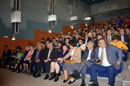 Коммунисты поздравили коллектив Калмыцкого медицинского колледжа имени Тамары Хахлыновой с юбилеем учебного заведения