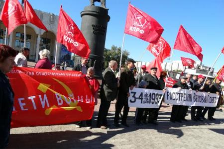 Курские коммунисты почтили память защитников Советской власти