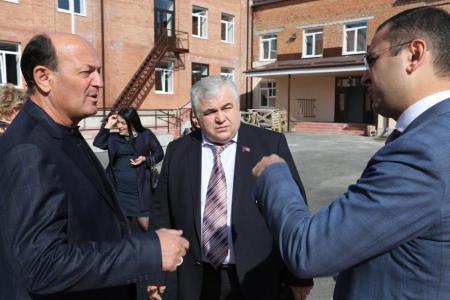 К.К. Тайсаев посетил Ирафский район РСО-Алании и передал в дар учащимся первой школы селения Чикола комплект школьных парт