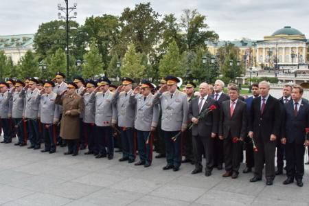 Г.А. Зюганов принял участие в возложении цветов к Могиле Неизвестного солдата в честь Дня Сухопутных войск