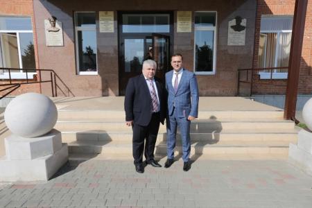 К.К. Тайсаев посетил Ирафский район РСО-Алании и передал в дар учащимся первой школы селения Чикола комплект школьных парт