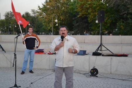 Не забудем, не простим! Митинг астраханских коммунистов в память о погибших защитниках Конституции и народовластия
