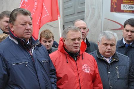 «За мир на Украине! За победу наших братьев!» Коммунисты отправили сорок третий гуманитарный конвой для жителей Новороссии