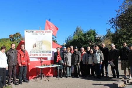 В Пскове прошел митинг, посвященный памяти расстрелянных защитников Верховного Совета