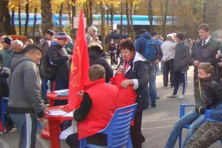 29 октября, в день рождения ВЛКСМ, депутат Госдумы Виктор Гончаров принимал нормативы ГТО у молодёжи  г.Ставрополя