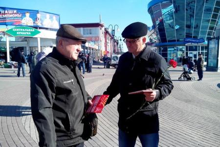 Белгородские коммунисты поздравили горожан красными гвоздиками с Днем рождения комсомола и провели социальный опрос