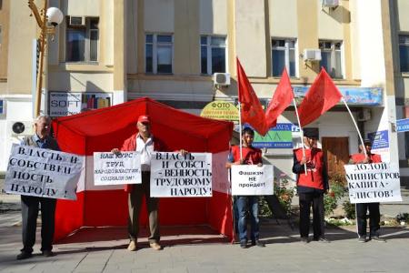 Республика Калмыкия. В Элисте прошла акция памяти защитников Дома Советов 