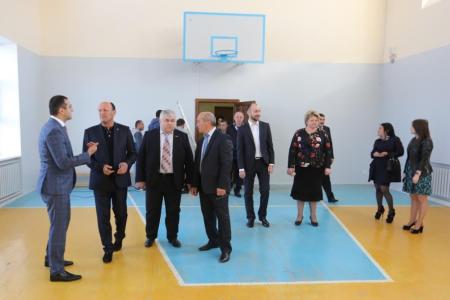К.К. Тайсаев посетил Ирафский район РСО-Алании и передал в дар учащимся первой школы селения Чикола комплект школьных парт