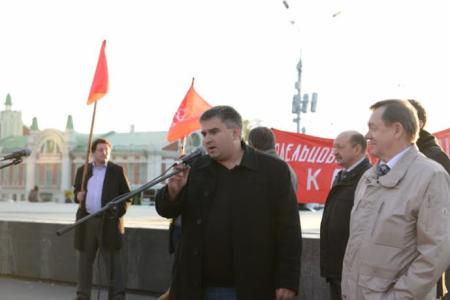 Жители Новосибирска почтили память защитников Верховного Совета