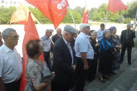 Коммунисты Кабардино-Балкарии вышли на митинг, посвященный трагическим событиям 3-4 октября 1993 года