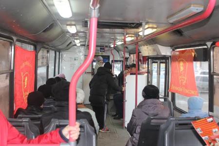 Кемеровская область. Комсомольцы Кузбасса поздравили жителей города с днем рожденья Комсомола, проведя акцию «Красный троллейбус»