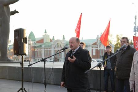 Жители Новосибирска почтили память защитников Верховного Совета