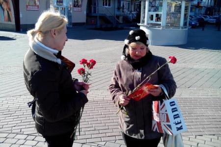 Белгородские коммунисты поздравили горожан красными гвоздиками с Днем рождения комсомола и провели социальный опрос