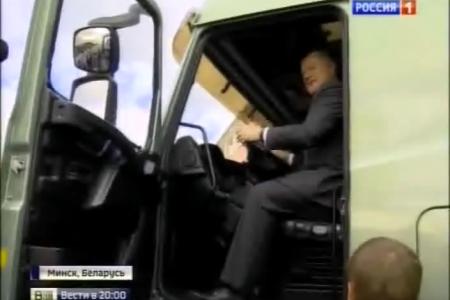 Г.А. Зюганов сел за руль "МАЗа". Телеканал "Россия" о визите лидера КПРФ в Минск