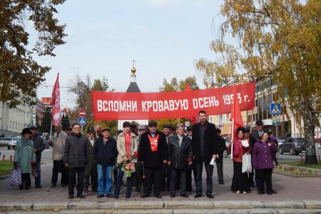 Барнаульские коммунисты организовали пикет в память о погибших у Дома Советов в 1993 году