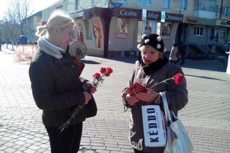 Белгородские коммунисты поздравили горожан красными гвоздиками с Днем рождения комсомола и провели социальный опрос