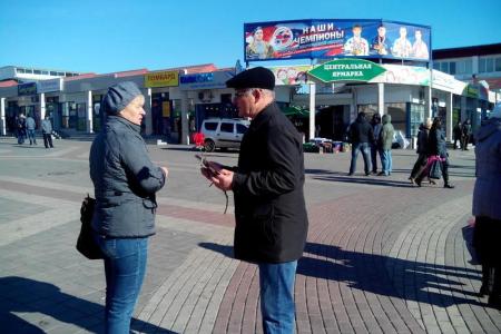 Белгородские коммунисты поздравили горожан красными гвоздиками с Днем рождения комсомола и провели социальный опрос