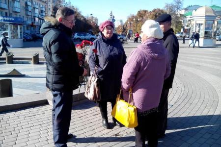 Белгородские коммунисты поздравили горожан красными гвоздиками с Днем рождения комсомола и провели социальный опрос
